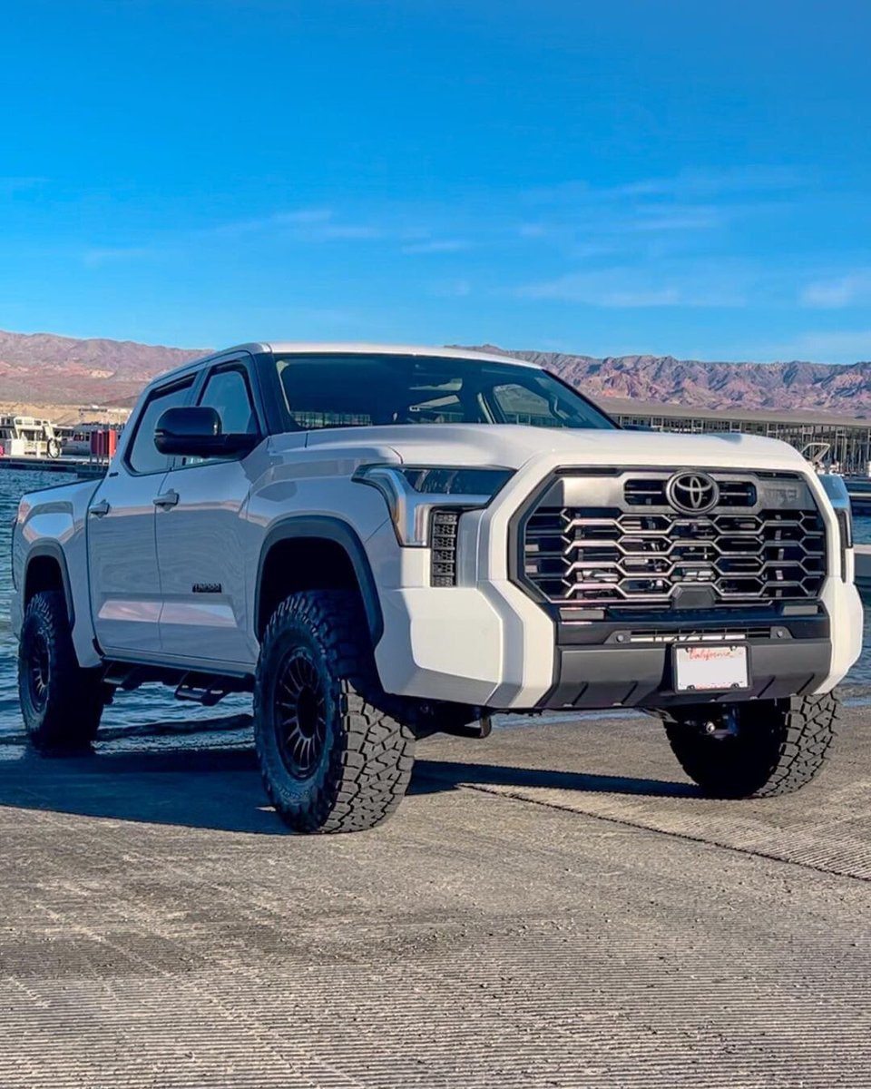 TrailFX's tweet photo. Toyota Tundra with #TrailFX hard folding tonneau cover
📷: thatyotayacht 
#toyotatundra #toyota #tundra #tonneaucover #truckbed #trdoffroad #tagtrailfxgetfeatured https://t.co/c9jJhha76K