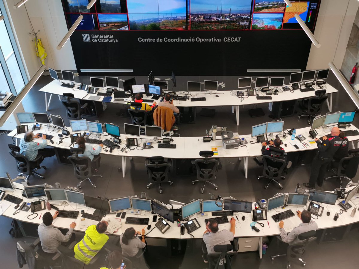 govtarragona's tweet photo. @angelxifre @emergenciescat 💬El delegat i director del pla @angelxifre ha posat en valor "la implicació de tots els cossos que han treballat en el #simulacreplaseqta" i ha agraït la col·laboració de l'empresa Sarpi i de la resta d’empreses del polígon que hi han participat
➕https://t.co/sLMPwbBPAI https://t.co/nZbwAvYJdc