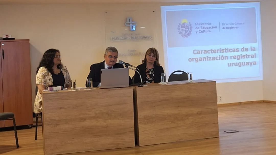 dgruruguay's tweet photo. Recibimos en la Dirección General de Registros a Registradores       Hispanoamericanos, exponiéndoles sobre las características de la organización registral uruguaya y los últimos avances en materia       tecnológica. https://t.co/kA9Y3l1cOI