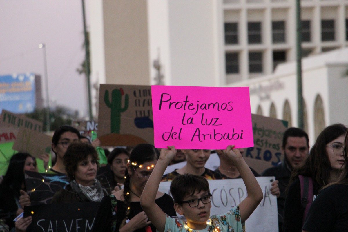 No importa que el tren no pase por #Hermosillo… Estudiantes, biólogos, activistas y diferentes personas salieron a manifestarse ayer en la capital de #Sonora. Una marcha histórica nunca antes vista en favor del medio ambiente; es la primera vez que ocurre en las últimas…