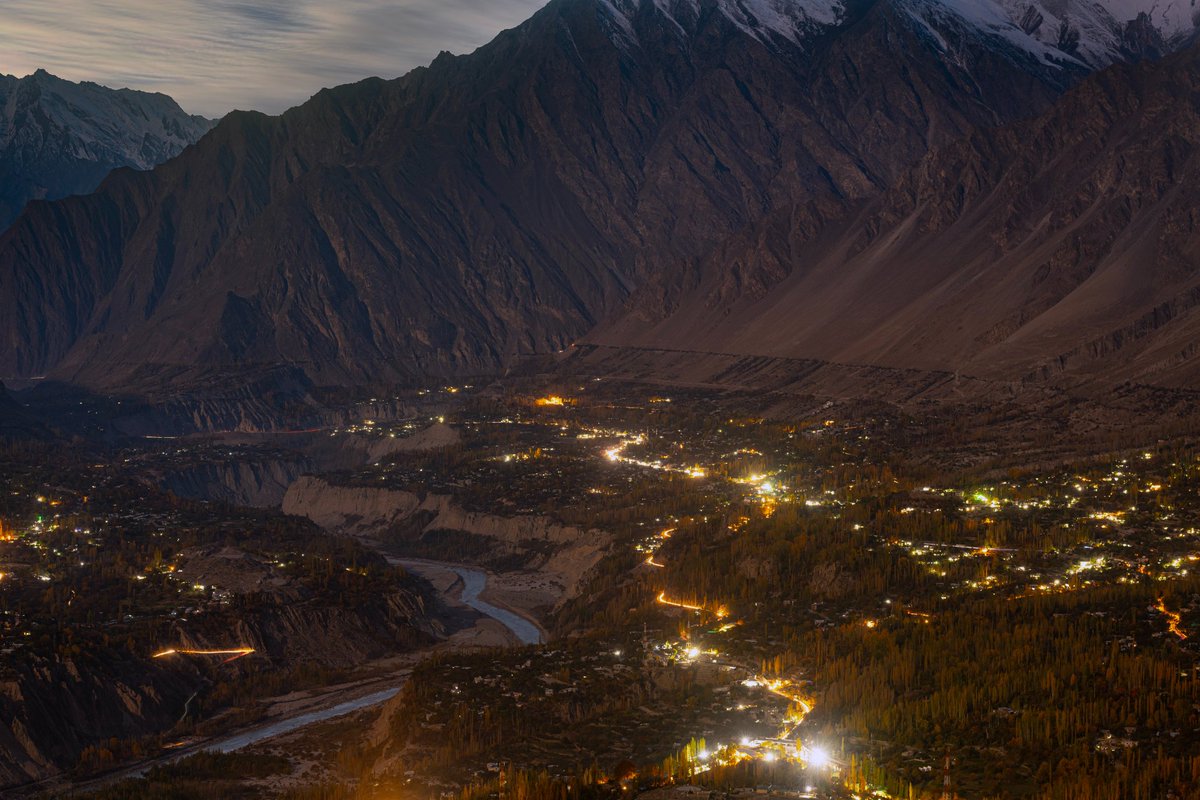 Hunza valley after sunset

#hunza #Pakistan #photography #photographer #photooftheday #SpotifyWrapped #destinationpakistan