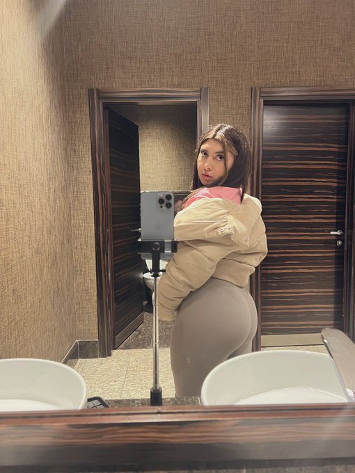 Say Hi or you won&rsquo;t get my booty for Christmas https://t.co/PIT6OvLini