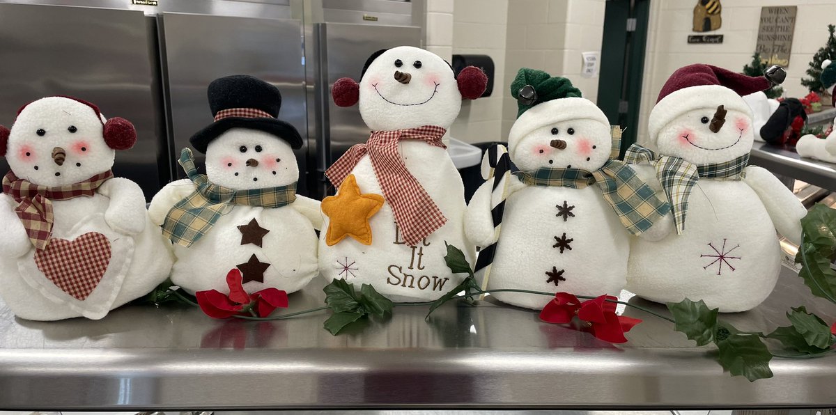 Holiday fun and 🍕for lunch 😋❤️🎅🏼🤶🏼