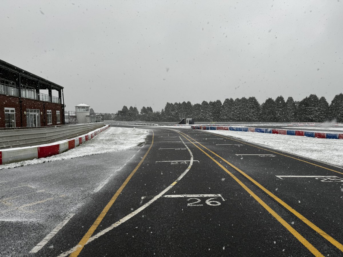 ClayRaceway's tweet photo. It’s snowing at Clay Pigeon ❄️ @DorsetLive_ @DorsetSnow https://t.co/Z8yUXi5gjA