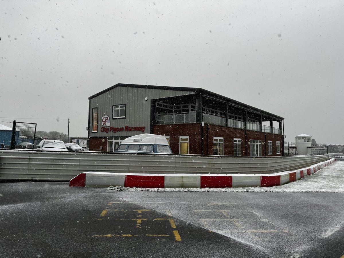ClayRaceway's tweet photo. It’s snowing at Clay Pigeon ❄️ @DorsetLive_ @DorsetSnow https://t.co/Z8yUXi5gjA