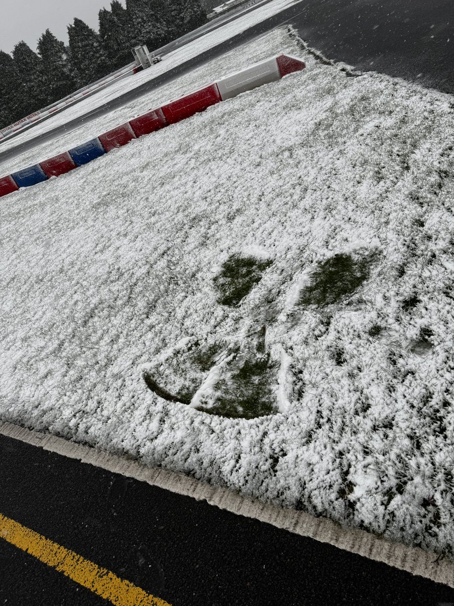 ClayRaceway's tweet photo. It’s snowing at Clay Pigeon ❄️ @DorsetLive_ @DorsetSnow https://t.co/Z8yUXi5gjA