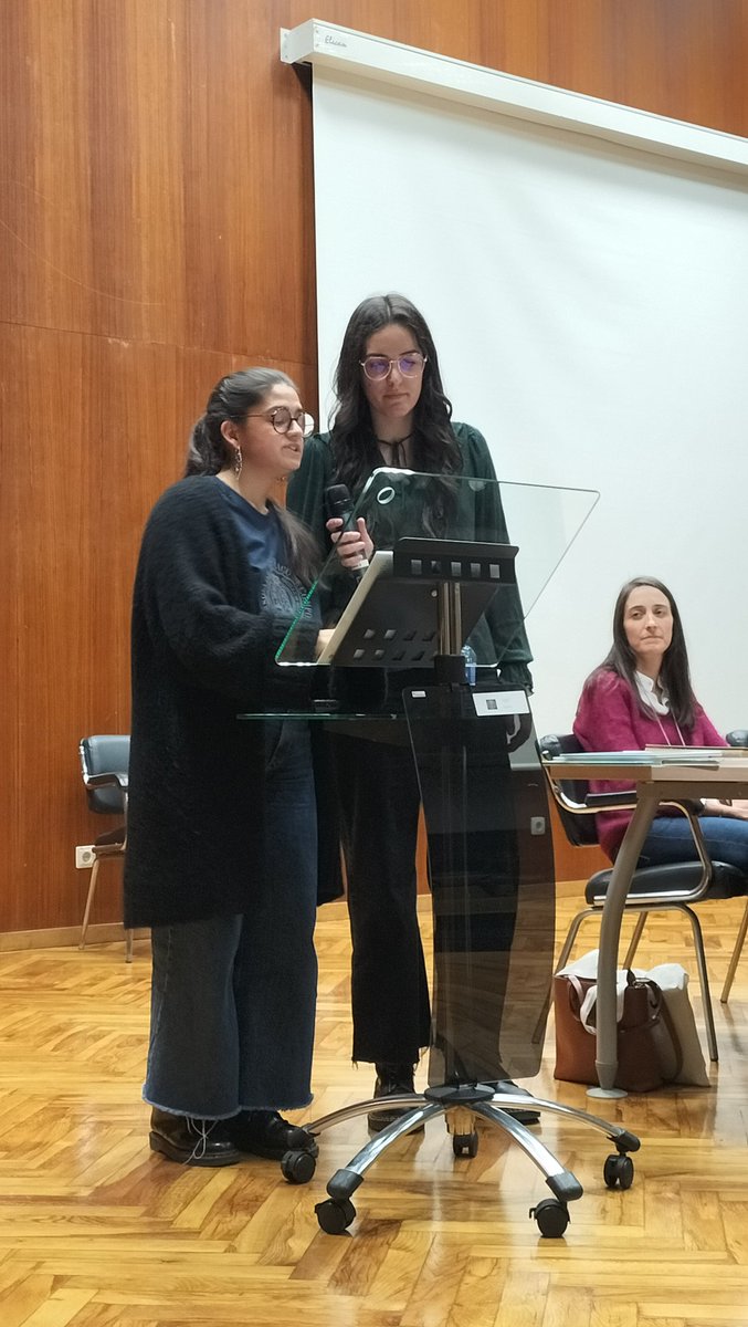 CongresoSEDLL23's tweet photo. Homenaxe sentido ao @hematocritico e saudades afectuosas de @lediciacostas por medio das alumnas Minia Míguez e Celia Blanco no #congresosedll23 da @UniversidadeUSC https://t.co/ESAG0HYuqD