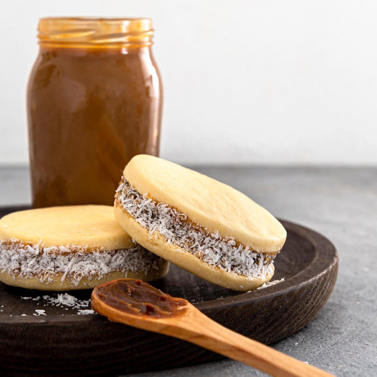 CeiboFoods's tweet photo. Indulge in the exquisite flavors of Argentina through the heavenly combination of dulce de leche and alfajores. These delicate, crumbly cookies filled with velvety caramel are a culinary treasure that promises a moment of pure bliss with every bite. #DulceDeLeche #Alfajores https://t.co/CMkujEX6Py