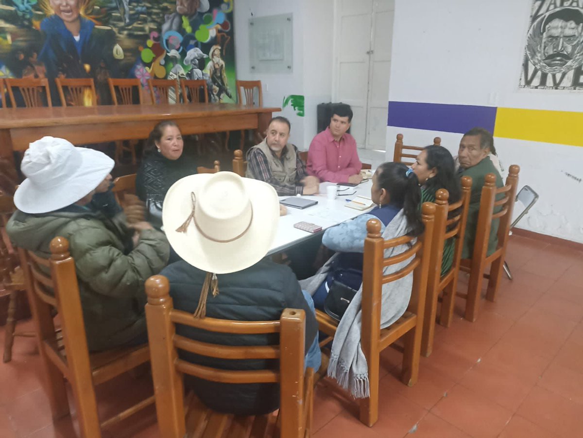 CEDHMichoacan's tweet photo. Personal de la Unidad de Atención a Personas Desaparecidas, se reunió con autoridades del Concejo Mayor de Cherán y de la Comisión de Búsqueda de Personas del estado de Michoacán, así como con familiares de personas desaparecidas. #CEDHContigo #CEDHMichoacán https://t.co/AVxoGiKkw9