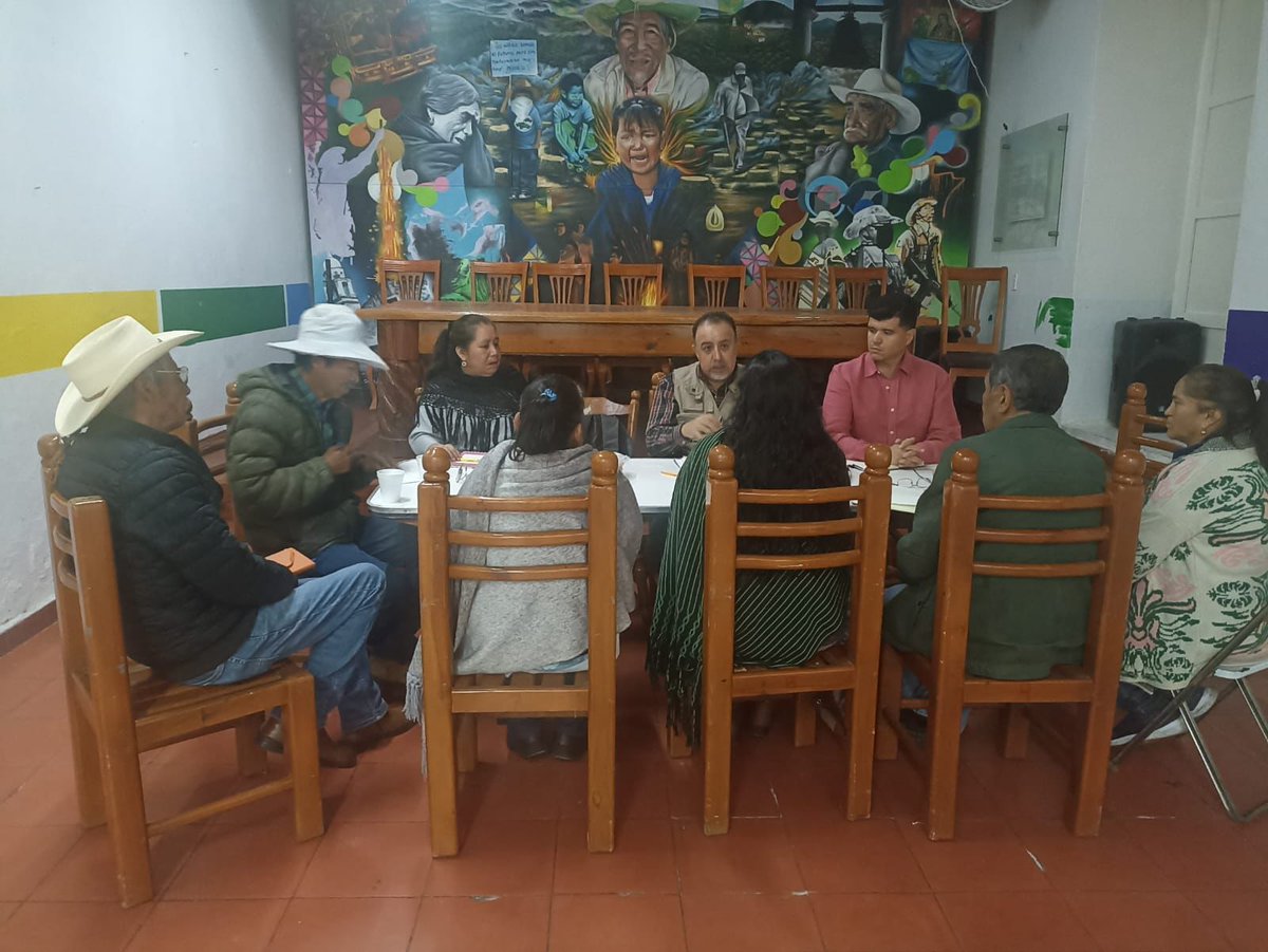 CEDHMichoacan's tweet photo. Personal de la Unidad de Atención a Personas Desaparecidas, se reunió con autoridades del Concejo Mayor de Cherán y de la Comisión de Búsqueda de Personas del estado de Michoacán, así como con familiares de personas desaparecidas. #CEDHContigo #CEDHMichoacán https://t.co/AVxoGiKkw9