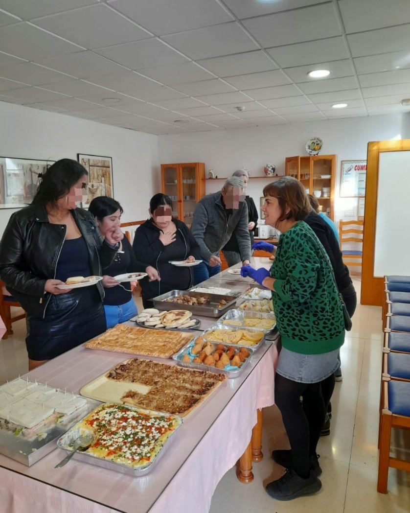 Ayer estuvimos de celebración, la Compañía de las Hijas de la Caridad cumplió un año más. Junto con todas las personas acompañadas organizamos "comidas del mundo" preparadas por ellas mismas. Estuvo todo riquísimo y compartimos buenos momentos 🎉😊