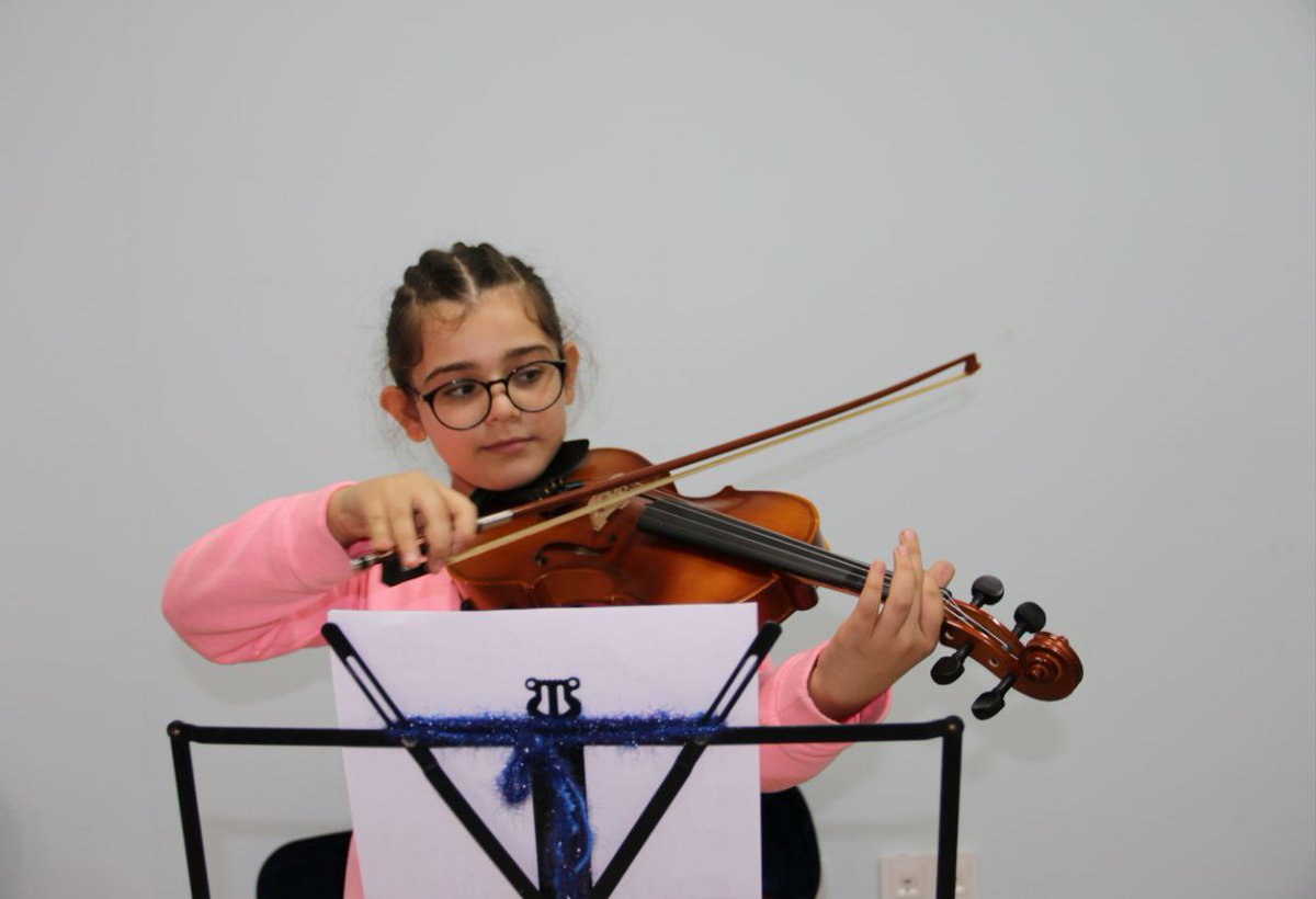 GSB_AydinGM's tweet image. Ortaklar Genç Ofisimizde, hafta içi her gün keman egitimi devam ediyor. Gençlerimiz  1. konum egzersizleriyle keman eğitimlerini sürdürüyor. 🎻 #GençOfis #Keman #GençlikMerkezleri