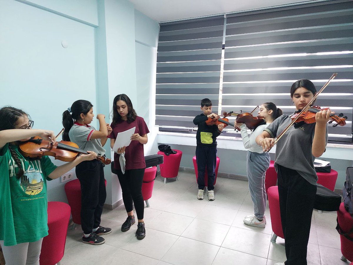 GSB_AydinGM's tweet image. Ortaklar Genç Ofisimizde, hafta içi her gün keman egitimi devam ediyor. Gençlerimiz  1. konum egzersizleriyle keman eğitimlerini sürdürüyor. 🎻 #GençOfis #Keman #GençlikMerkezleri