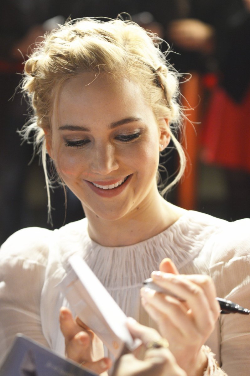 JLawrenceARG's tweet photo. ⏮️  Jennifer Lawrence firmando autógrafos en la premiere de #MockingjayPart2 en Paris 🏹 https://t.co/v9YoINmOnc