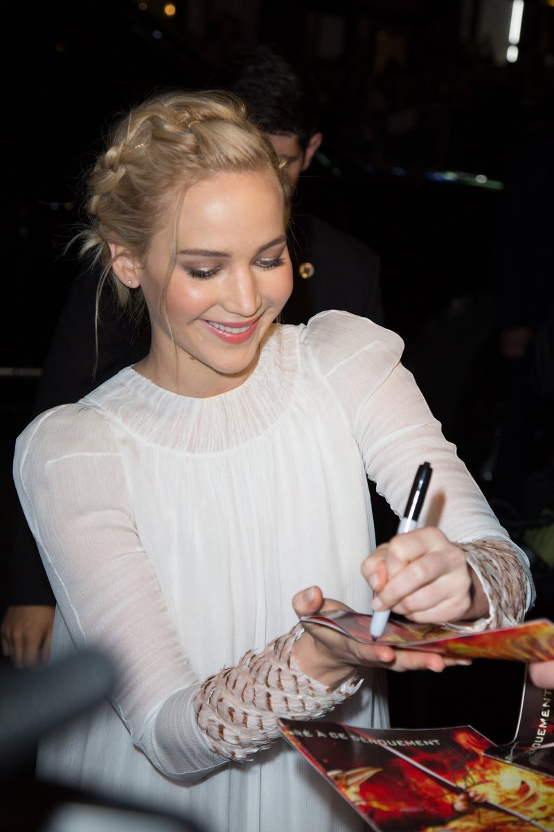 JLawrenceARG's tweet photo. ⏮️  Jennifer Lawrence firmando autógrafos en la premiere de #MockingjayPart2 en Paris 🏹 https://t.co/v9YoINmOnc