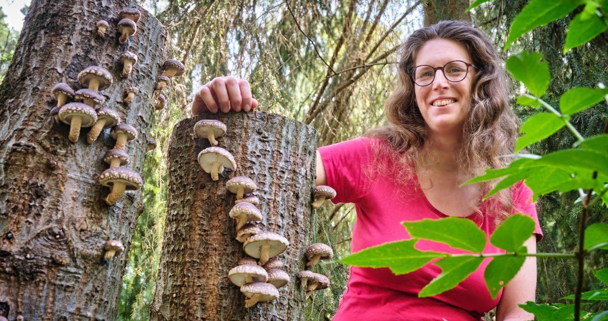 Bomen en voedsel zijn al tientallen jaren de rode draad voor Malika Cieremans, klimaatpartner met haar bedrijf Circle Ecology. Maar pas sinds een paar jaar raakt ook de maatschappij steeds enthousiaster over #voedselbossen. Meer weten? tinyurl.com/bdhnhssv