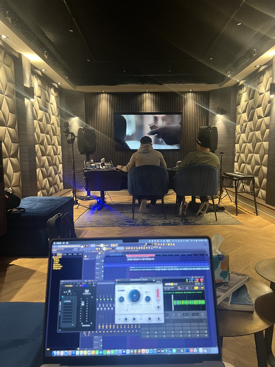BaddDimes's tweet photo. Inside the studio of @djchuckie https://t.co/xPXMtCDSVy