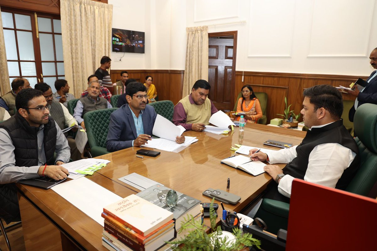 thisissanjubjp's tweet photo. बेसिक शिक्षा विभाग के अधिकारियों के साथ शीतकालीन सत्र के दौरान चल रहे सदन के संबंध में विभिन्न विषयों पर चर्चा की। 

@basicshiksha_up https://t.co/9ApulwcXIE