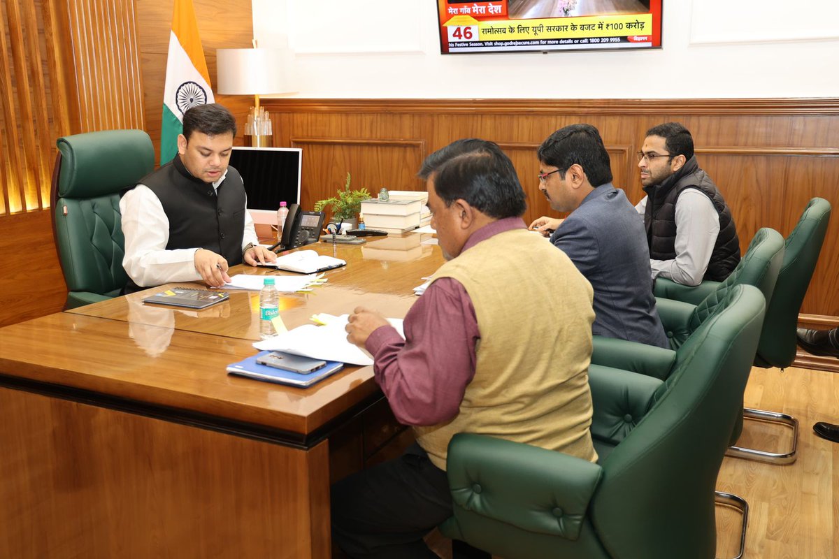 thisissanjubjp's tweet photo. बेसिक शिक्षा विभाग के अधिकारियों के साथ शीतकालीन सत्र के दौरान चल रहे सदन के संबंध में विभिन्न विषयों पर चर्चा की। 

@basicshiksha_up https://t.co/9ApulwcXIE