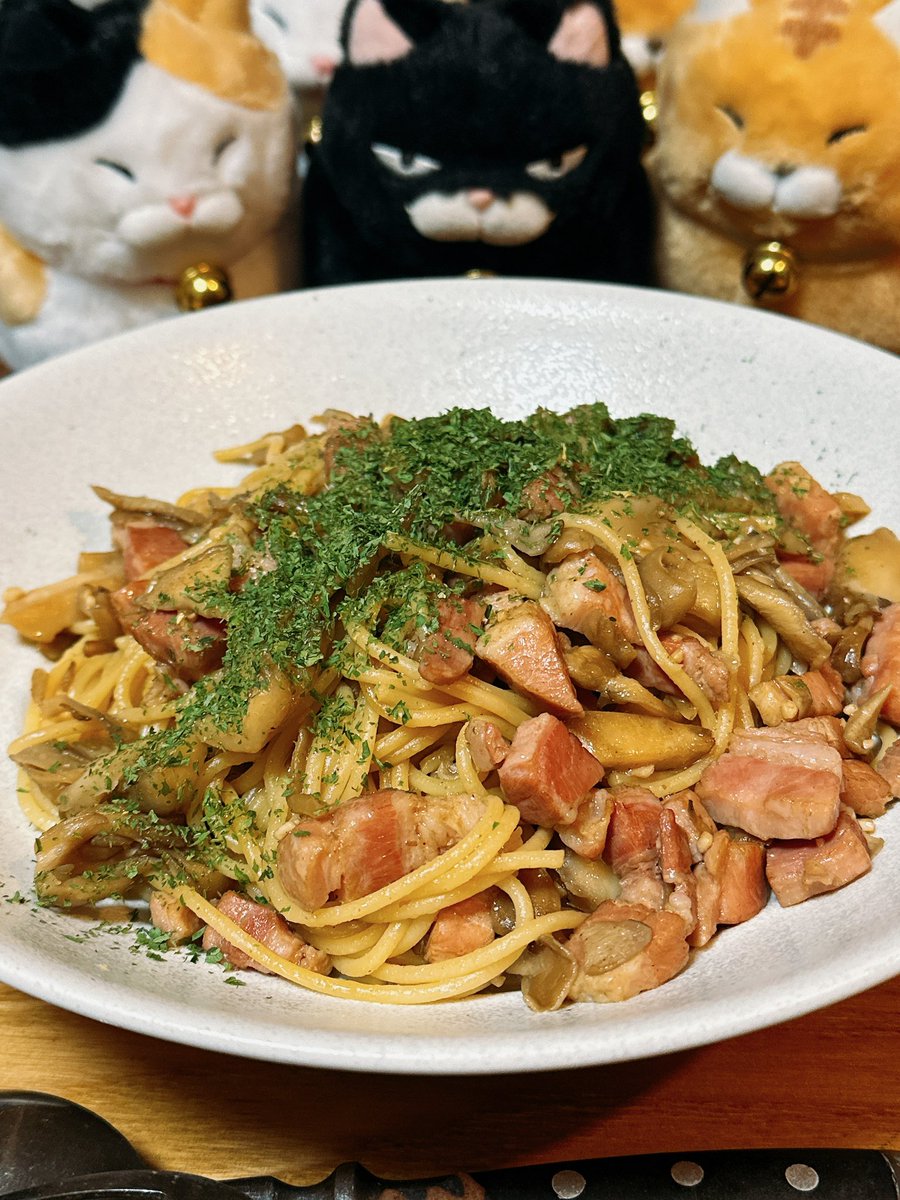 desmo_desmo_jp's tweet photo. まぁベーコンと舞茸のバター醤油パスタな訳ですが🙄

ｺﾞﾁｿ- (ﾟдﾟ)  ｻﾗﾏﾝﾀﾞ-♪🍝

#酔っ払いクッキング🥃 https://t.co/stYM8kJAaP