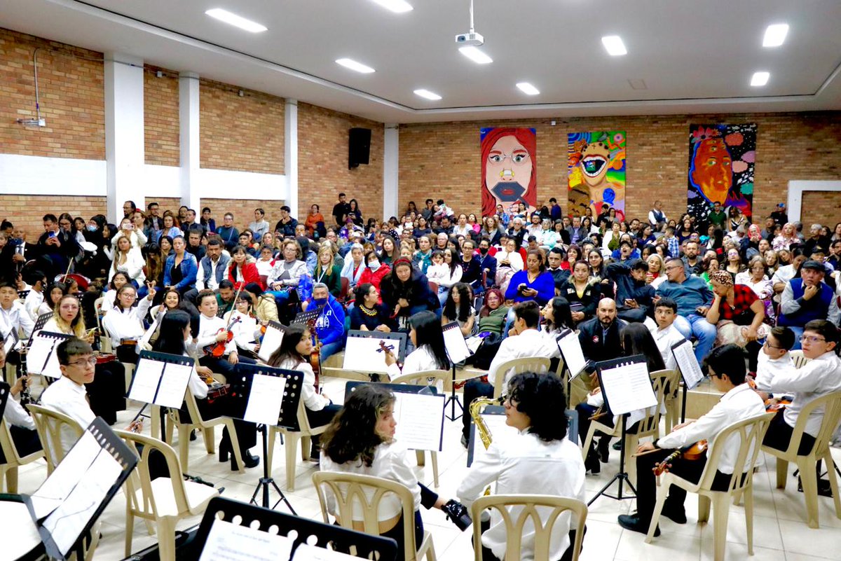 Alcaldiakennedy's tweet photo. ¡Esto es música para tus oídos! 🎶 En el colegio INEM se realizó la clausura del Centro Filarmónico Local de #Kennedy de la @filarmonibogota.

Este segundo semestre, fueron 2⃣2⃣0⃣ beneficiados de este proceso de formación musical 🎷🥁🎻🪈 ¡Seguimos apoyando el talento local! https://t.co/0KbTJhUkpF