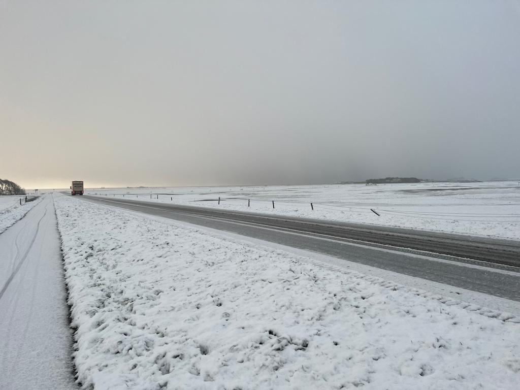 Er is vanavond en vannacht grote kans dat sneeuwresten opvriezen en dat het opnieuw plaatselijk glad wordt. Let op uw veiligheid en pas uw rijgedrag en snelheid aan.
