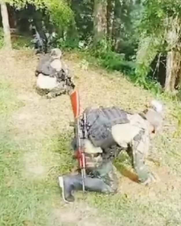 OlguinMayorgaP's tweet photo. #ATENCION LAS FARC SEMBRARON ÁRBOLES Y PINTARON UN PARQUE EN #PACELLI-#TIBÚ.
Cómo una muestra de poder y de control territorial, hombres pertenecientes al Estado Mayor de las Farc- Ep, realizaron lo que sería una supuesta obra social, en el municipio de #Tibu. https://t.co/YikwZ4aXiT