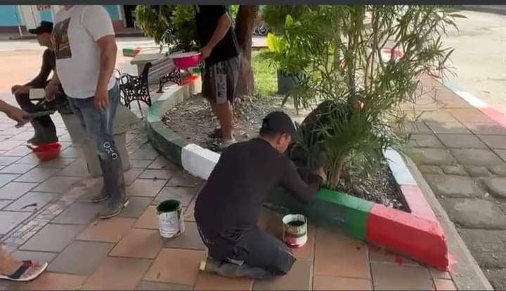 OlguinMayorgaP's tweet photo. #ATENCION LAS FARC SEMBRARON ÁRBOLES Y PINTARON UN PARQUE EN #PACELLI-#TIBÚ.
Cómo una muestra de poder y de control territorial, hombres pertenecientes al Estado Mayor de las Farc- Ep, realizaron lo que sería una supuesta obra social, en el municipio de #Tibu. https://t.co/YikwZ4aXiT