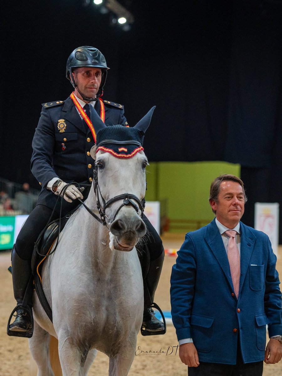 policia's tweet photo. El @policia Alberto Masse, con su caballo 🐎🐴 Henar, han sido proclamados subcampeones del mundo 🥈 en la prueba Open del Salón Internacional del #Caballo de Pura Raza española 🇪🇸
#SICAB

¡Enhorabuena! 👏
#SomosDeporte https://t.co/lshyLuWgUp