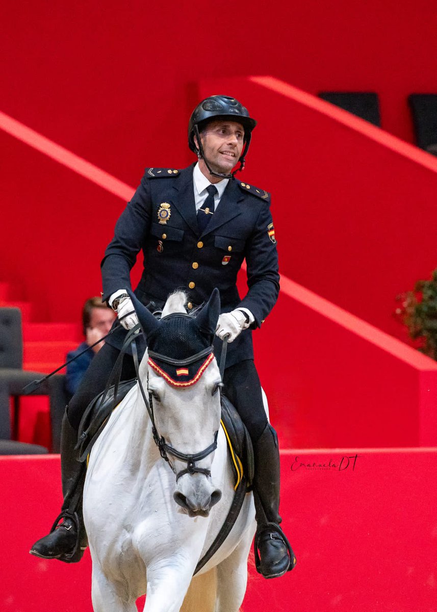 policia's tweet photo. El @policia Alberto Masse, con su caballo 🐎🐴 Henar, han sido proclamados subcampeones del mundo 🥈 en la prueba Open del Salón Internacional del #Caballo de Pura Raza española 🇪🇸
#SICAB

¡Enhorabuena! 👏
#SomosDeporte https://t.co/lshyLuWgUp