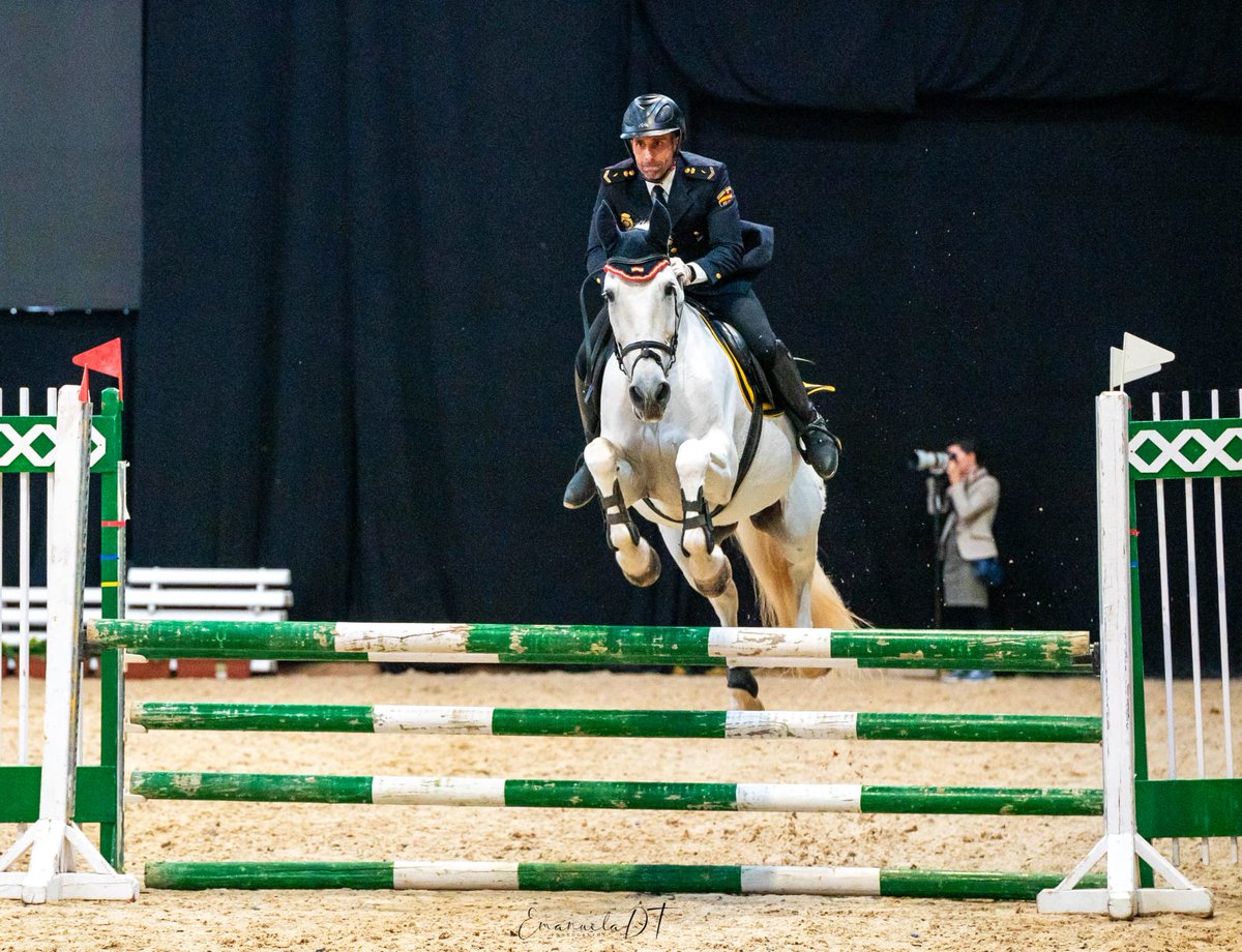 policia's tweet photo. El @policia Alberto Masse, con su caballo 🐎🐴 Henar, han sido proclamados subcampeones del mundo 🥈 en la prueba Open del Salón Internacional del #Caballo de Pura Raza española 🇪🇸
#SICAB

¡Enhorabuena! 👏
#SomosDeporte https://t.co/lshyLuWgUp