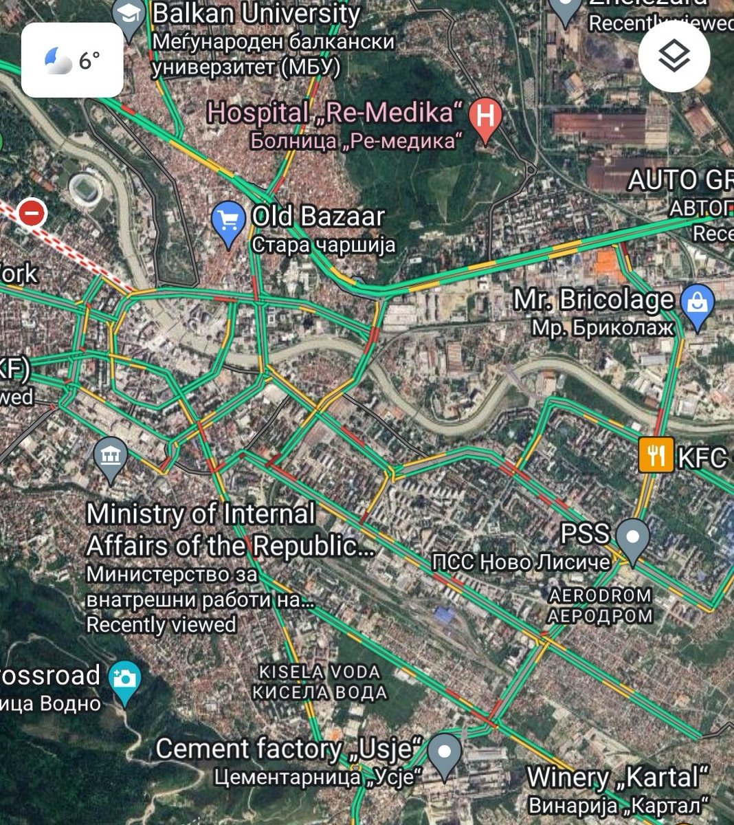 Скопје во четврток во 4.30 попладне секогаш било во црвено. Денес, администрацијата е дома ради ОБСЕвден. Работи само приватниот сектор. Нема гужва, нема застој. 
Страшно е колку луѓе има напикано во администрација.