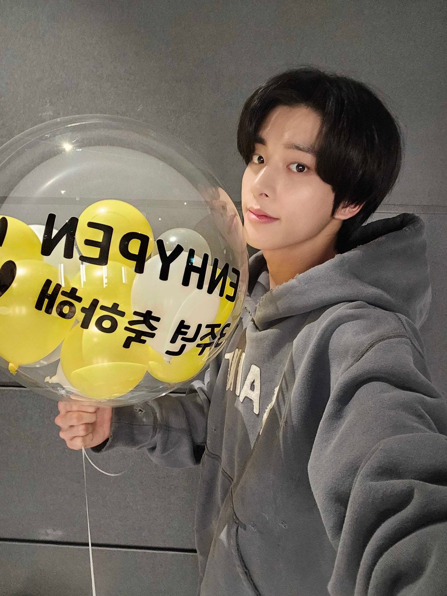enhypenweverse's tweet photo. [ #제이크’s Post ] 231201

#JAKE: Congratulations for the 3rd anniversary, ENGENEs❤️ It really was a year where we were able to meet a lot of ENGENEs.
Meeting ENGENEs and performing in front of you every time, I feel like ENGENEs’ presence has become more precious. I really can’t live without you now in my life, I promise
I really really love you❤️
You guys are my everything ENGENE…

@ENHYPEN_members @ENHYPEN #ENHYPEN #엔하이픈