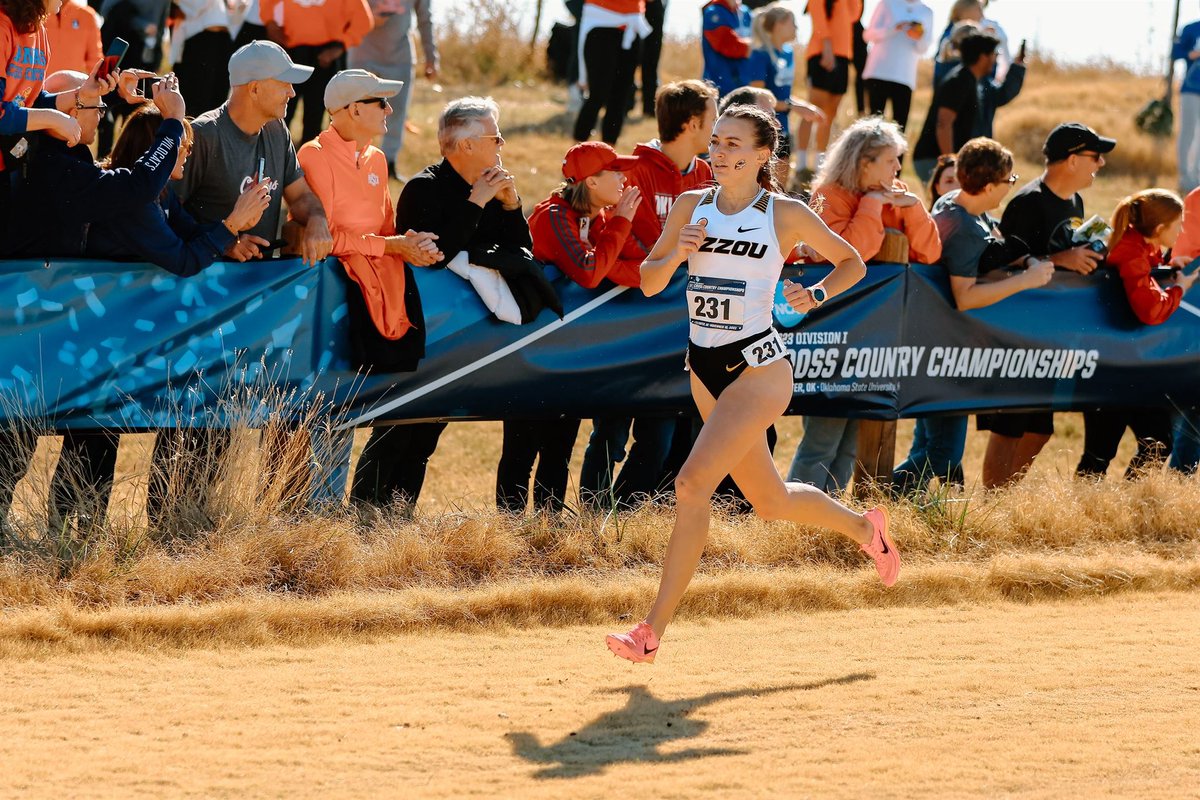 Nicole1500m's tweet photo. In the midst of chasing my childhood dream here in the U.S., there is nothing I want more than to be able to go home for Christmas. Any funding is a step closer to me getting home.

https://t.co/ksWpPWzBk3 https://t.co/xioHZn37t5