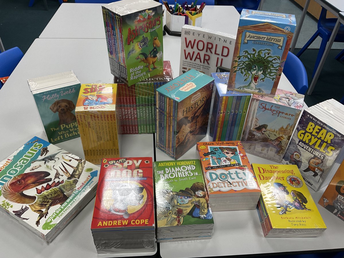 MarshfieldPS's tweet photo. Oh my goodness, new books! What to read first Voles class?#MPSReading #readingforpleasure #everyoneareader https://t.co/TEbKLiLHgm