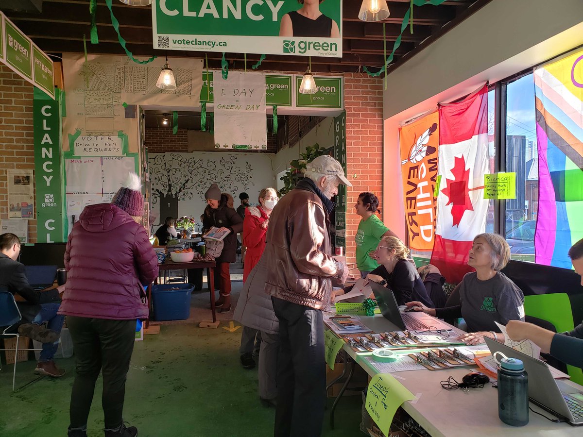 AislinnClancyKC's tweet photo. Big thank you to our superstar campaign team for keeping things running so smoothly today ๐ช
#onpoli #kitcen #KitchenerCentre https://t.co/0tOLTHJW07