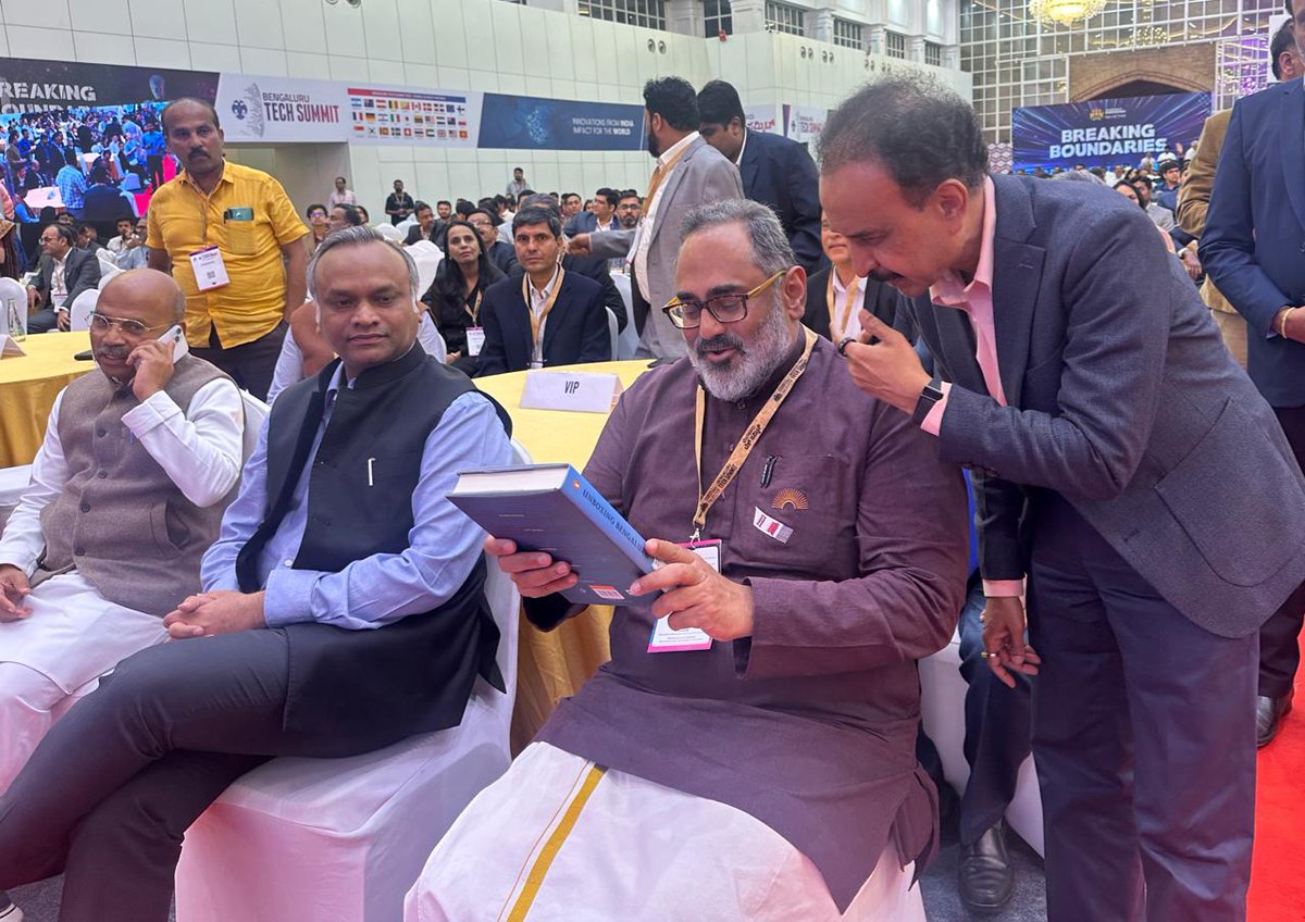 Amid packed schedule & big turnout at @blrtechsummit, our  book #UnboxingBengaluru gets the attention of @Rajeev_GoI.

@prashanthp @UnboxingBlr #startup #tech #Bangalore #Bengaluru #TheCityofNewBeginnings