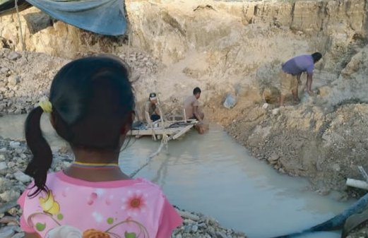 OjoDelAmazonas's tweet photo. La fiebre por el oro mata 🔴

La malaria ha vuelto por la minería y afecta al 92 % de las comunidades indígenas de la Amazonía venezolana.

También responsable del 40 % de muertes indígenas en esa zona para 2019, según @ackapekape.

#OjoDelAmazonas 🟢 https://t.co/LKKydQ6IGP
