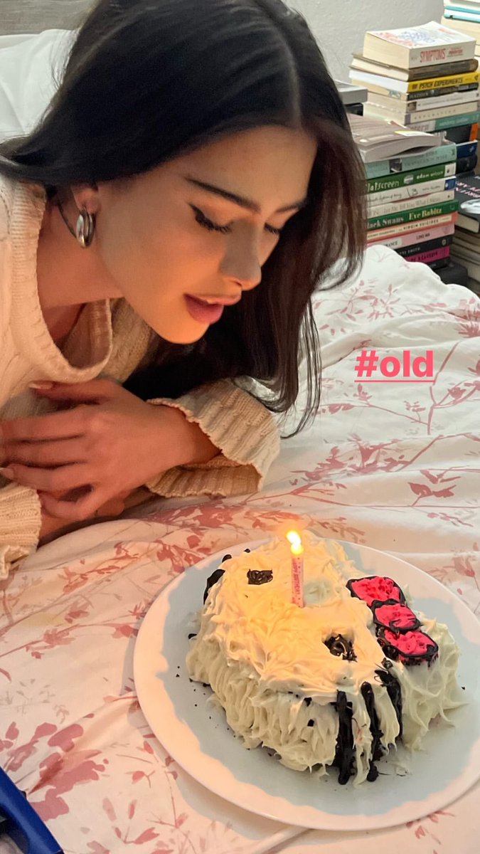 eatcatchy's tweet photo. birthday girl 👸💖 https://t.co/ndqWuxtKBH