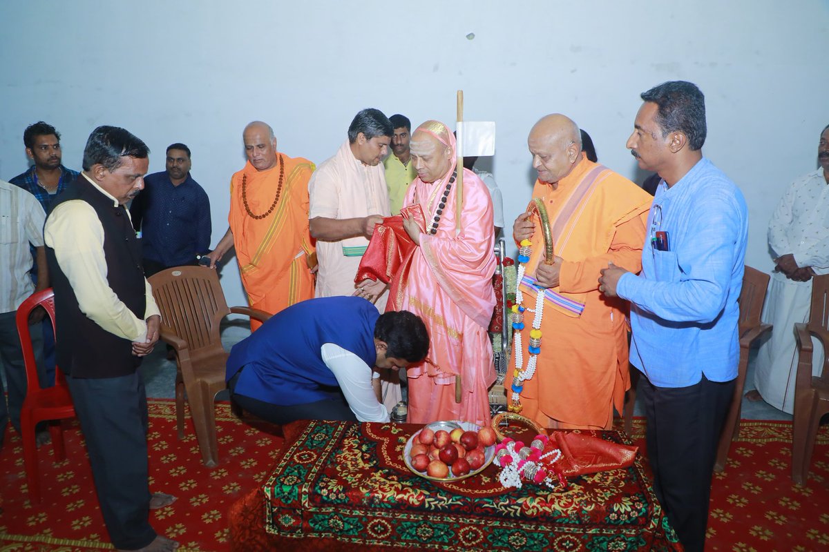 BYVijayendra's tweet photo. ನಮ್ಮ ಶಿಕಾರಿಪುರದಲ್ಲಿಂದು ಶ್ರೀಶೈಲ ಜಗದ್ಗುರುಗಳಾದ ಪರಮಪೂಜ್ಯ ಡಾ. ಚನ್ನಸಿದ್ದರಾಮ ಪಂಡಿತಾರಾಧ್ಯ ಶಿವಾಚಾರ್ಯ ಮಹಾಸ್ವಾಮೀಜಿಗಳ ಆಶೀರ್ವಾದ ಪಡೆಯಲಾಯಿತು. ಈ ಸಂದರ್ಭದಲ್ಲಿ ವಿವಿಧ ಮಠಗಳ ಪರಮಪೂಜ್ಯ ಶ್ರೀಗಳು, ಮಲೆನಾಡು ಅಭಿವೃದ್ಧಿ ಪ್ರಾಧಿಕಾರದ ಮಾಜಿ ಅಧ್ಯಕ್ಷರಾದ ಶ್ರೀ ಗುರುಮೂರ್ತಿ ಹಾಗೂ ಪಕ್ಷದ ಮುಖಂಡರು ಉಪಸ್ಥಿತರಿದ್ದರು. https://t.co/xuXWJCeGOO