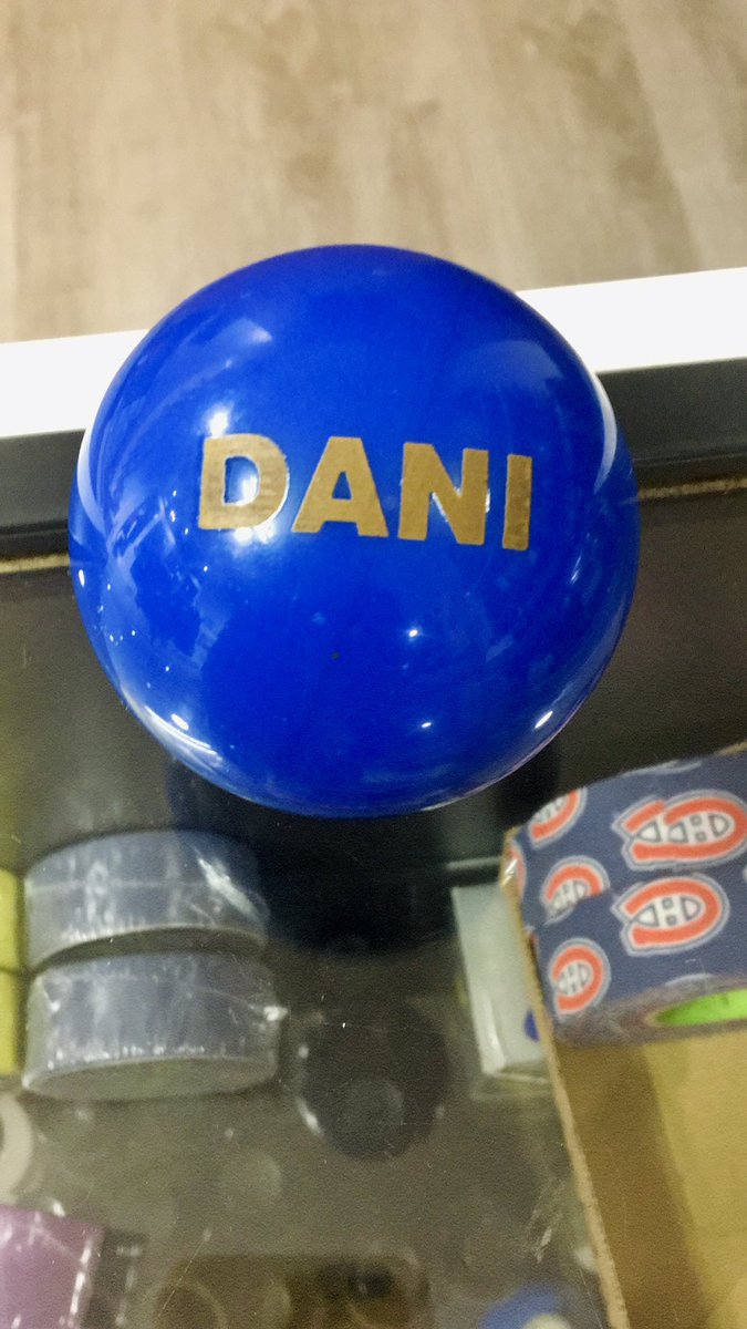e3rollerskating's tweet photo. Personalización ✨ Una botella o pelota personalizada es el detalle perfecto para cualquier jugador/a de hockey 🎁
#rollerhockey #hockey #hoquei #e3rollerskating https://t.co/5swFZ1r51c
