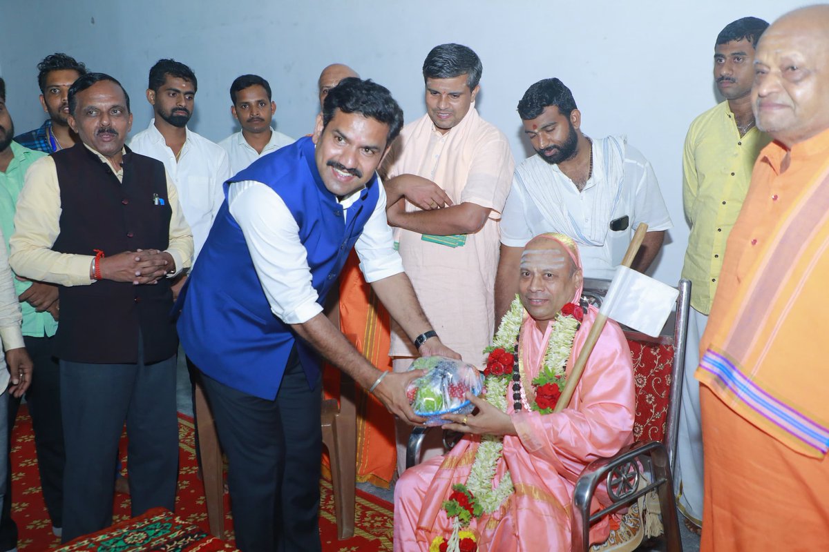 BYVijayendra's tweet photo. ನಮ್ಮ ಶಿಕಾರಿಪುರದಲ್ಲಿಂದು ಶ್ರೀಶೈಲ ಜಗದ್ಗುರುಗಳಾದ ಪರಮಪೂಜ್ಯ ಡಾ. ಚನ್ನಸಿದ್ದರಾಮ ಪಂಡಿತಾರಾಧ್ಯ ಶಿವಾಚಾರ್ಯ ಮಹಾಸ್ವಾಮೀಜಿಗಳ ಆಶೀರ್ವಾದ ಪಡೆಯಲಾಯಿತು. ಈ ಸಂದರ್ಭದಲ್ಲಿ ವಿವಿಧ ಮಠಗಳ ಪರಮಪೂಜ್ಯ ಶ್ರೀಗಳು, ಮಲೆನಾಡು ಅಭಿವೃದ್ಧಿ ಪ್ರಾಧಿಕಾರದ ಮಾಜಿ ಅಧ್ಯಕ್ಷರಾದ ಶ್ರೀ ಗುರುಮೂರ್ತಿ ಹಾಗೂ ಪಕ್ಷದ ಮುಖಂಡರು ಉಪಸ್ಥಿತರಿದ್ದರು. https://t.co/xuXWJCeGOO