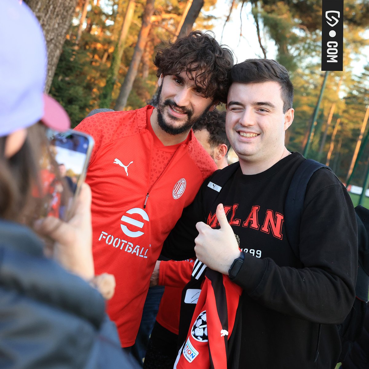 𝙈𝙚𝙚𝙩 𝙏𝙝𝙚 𝙍𝙤𝙨𝙨𝙤𝙣𝙚𝙧𝙞 + 𝙈𝙞𝙡𝙖𝙣𝙚𝙡𝙡𝙤 𝘿𝙖𝙮 🌟

Ecco alcuni scatti dei nostri Fan Token Holder con i loro idoli dell'<a href="/acmilan/">AC Milan</a> 🔴⚫

#BeMoreThanAFan