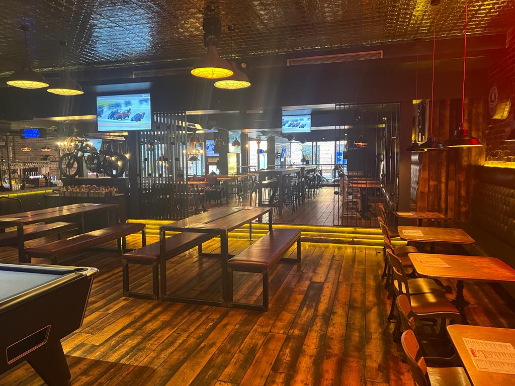 Bond_media's tweet photo. Loved by the trade as their go to bar after work as well as sports fans and fans of their "Free Burger Fridays."
Beer Engine on Hardman Street celebrates 5 years in business this month.
#bar #liverpoolbar #pubfood #whiskey #beer #liverpool #football #ufc #Ifc https://t.co/lZdZ2gc0K8