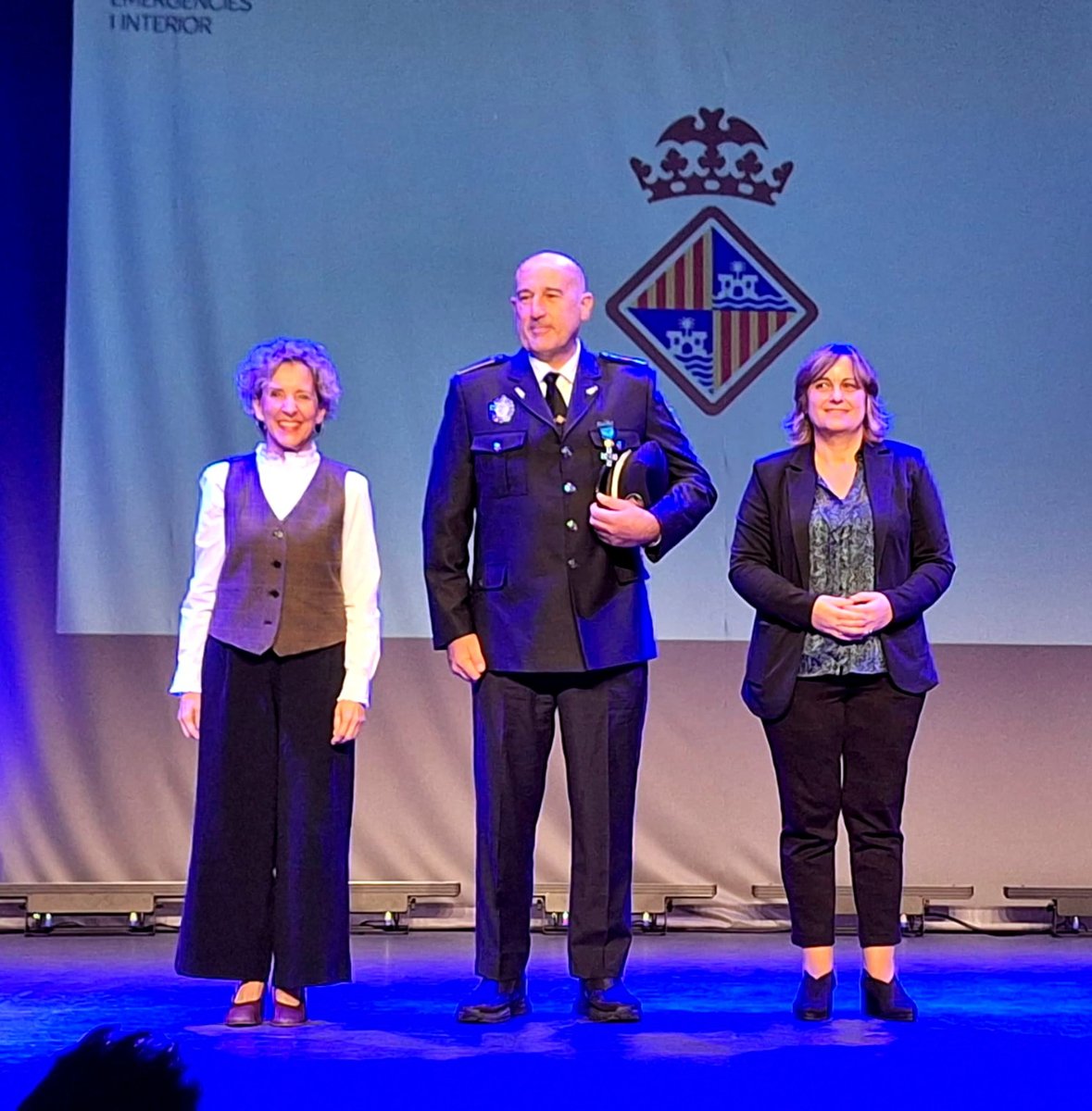 policiadepalma's tweet photo. 🎖️Condecorado agente de Palma por parte del Govern de les illes con la Cruz al mérito Policial por su trabajo prolongado durante 17 años en la EBAP en el camino de la dignificación, el prestigio y el reconocimiento público de las policías locales.👌👏👏
#ispib
#vocaciondeservicio https://t.co/s9qsUklHhr