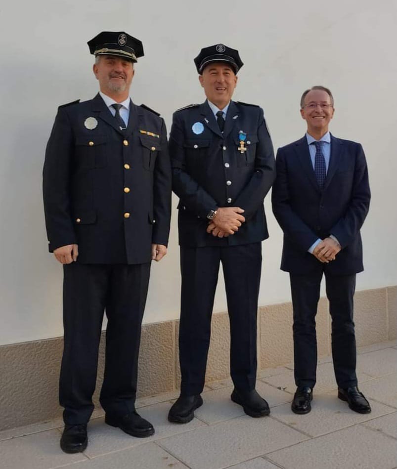 policiadepalma's tweet photo. 🎖️Condecorado agente de Palma por parte del Govern de les illes con la Cruz al mérito Policial por su trabajo prolongado durante 17 años en la EBAP en el camino de la dignificación, el prestigio y el reconocimiento público de las policías locales.👌👏👏
#ispib
#vocaciondeservicio https://t.co/s9qsUklHhr