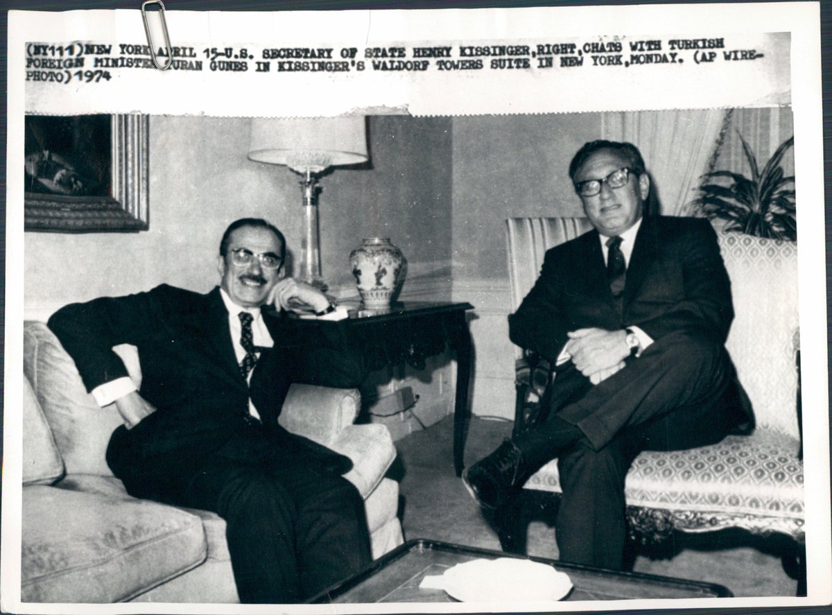 Hurşit Güneş (@hursitgunes) on Twitter photo 15 Nisan 1974. New York Waldorf Astoria Oteli. Türk ve ABD Dışişleri Bakanları görüşmesi. Turan Güneş (rahmetli) ve Henry Kissinger (toprağı bol olsun)… 15 Nisan 1974. New York Waldorf Astoria Oteli. Türk ve ABD Dışişleri Bakanları görüşmesi. Turan Güneş (rahmetli) ve Henry Kissinger (toprağı bol olsun)…