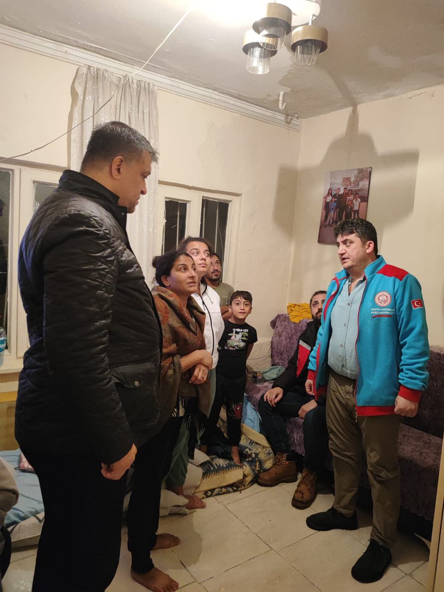 SisliKaymakam's tweet photo. Kaymakamımız Ahmet Gazi Kaya, Şişli SYDV Müdürü Serkan Kararmaz ve Fen İşleri Müdürü Yasin Akdemir ile birlikte, aşırı yağış nedeniyle ilçemizde evleri zarar gören vatandaşlarımızı ziyaret etti. https://t.co/IGgHNoRkv2