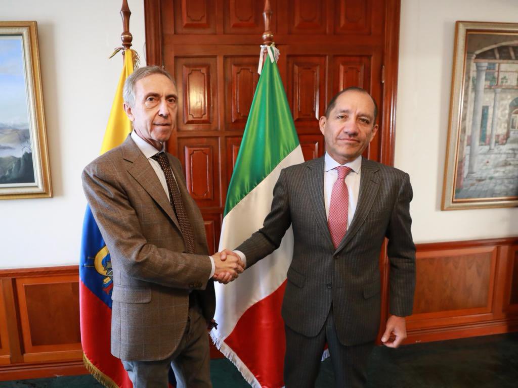 CancilleriaEc's tweet photo. El Vicecanciller Carlos Larrea y el Director Internacional del Programa EURESP acordaron llevar a cabo la primera semana de febrero de 2024 la II Conferencia de Consenso de Seguridad Penitenciaria y Seguridad Ciudadana. https://t.co/NcygvV3k7s