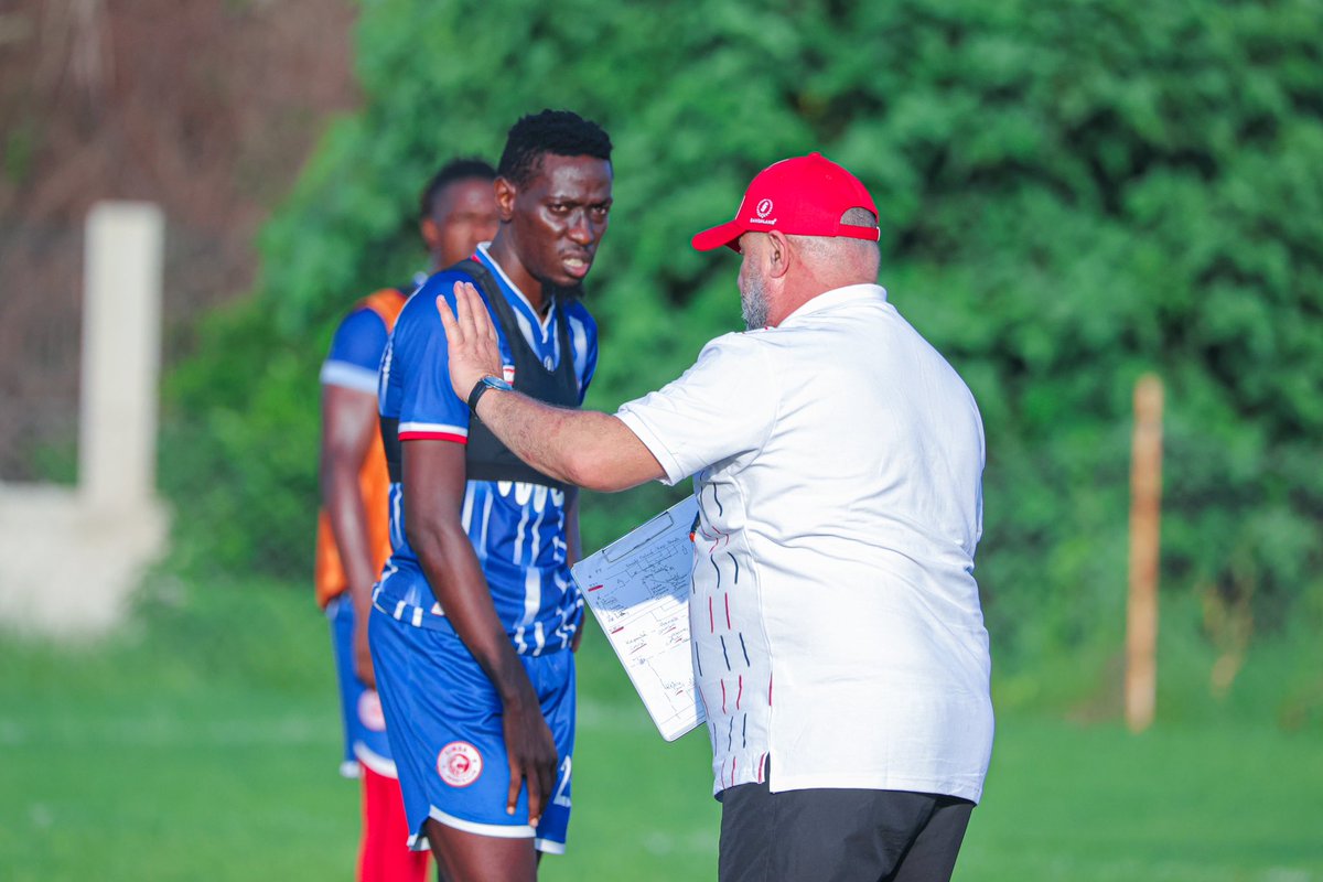 SimbaSCTanzania's tweet photo. Kazi imeanza rasmi kwa kocha Benchikha. #WenyeNchi #NguvuMoja https://t.co/NPJK7IGZxb